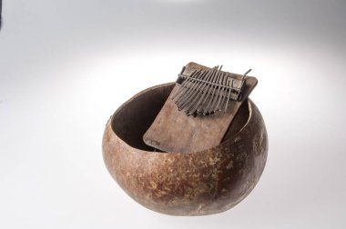 El yapımı Afrika müzik enstrümanı