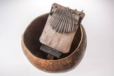 El yapımı Afrika müzik enstrümanı