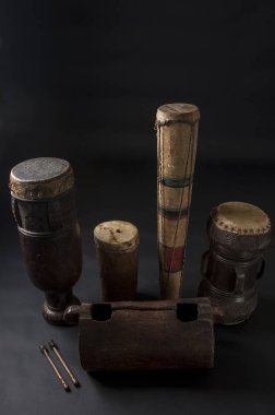 Koyu arka plan üzerinde izole Afrika müzik aletleri kümesi
