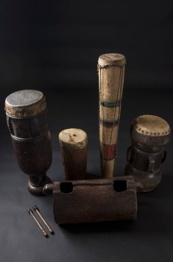 Koyu arka plan üzerinde izole Afrika müzik aletleri kümesi