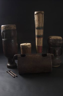 Koyu arka plan üzerinde izole Afrika müzik aletleri kümesi