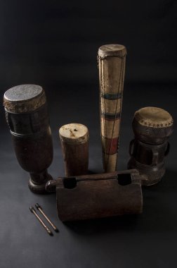 Koyu arka plan üzerinde izole Afrika müzik aletleri kümesi