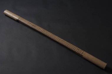 Koyu arka plan üzerinde izole Afrika el yapımı müzik enstrümanı