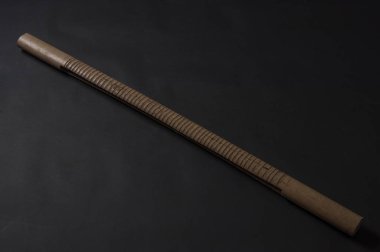 Koyu arka plan üzerinde izole Afrika el yapımı müzik enstrümanı