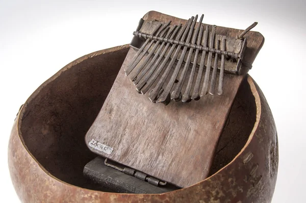 Ręcznie robione afrykańskiej muzyki instrumentu — Zdjęcie stockowe