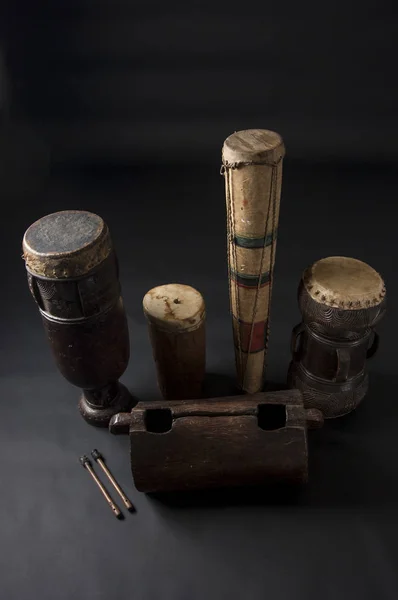 Conjunto de instrumentos musicales africanos aislados sobre fondo oscuro — Foto de Stock