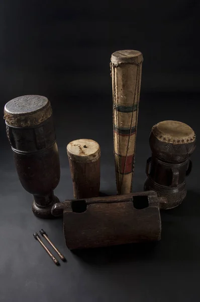 Conjunto de instrumentos musicales africanos aislados sobre fondo oscuro — Foto de Stock