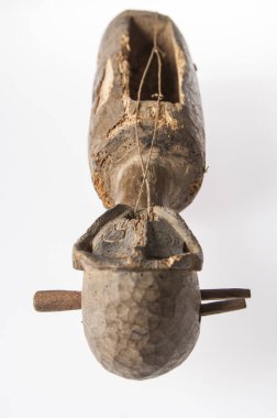 Afrika müzik enstrümanı ahşap, yapılan bir suratla w izole