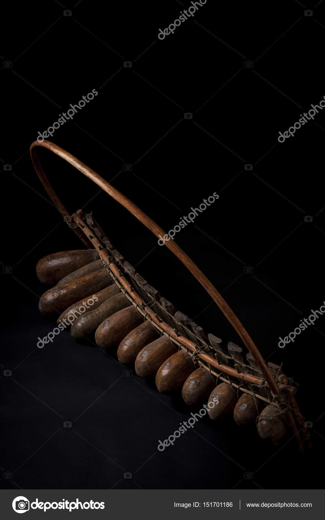 Instrumento de música africana, marimba de madera con dos panecillos