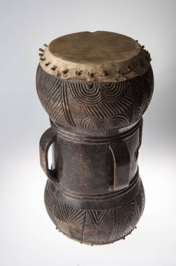 Afrika müzik enstrümanı, davul, ağaçtan beyaz b izole