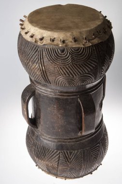 Afrika müzik enstrümanı, davul, ağaçtan beyaz b izole