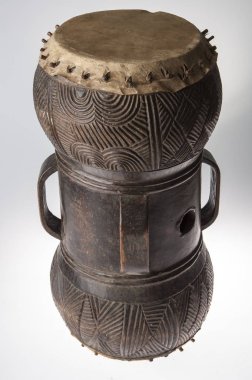 Afrika müzik enstrümanı, davul, ağaçtan beyaz b izole