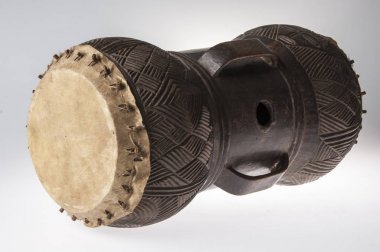 Afrika müzik enstrümanı, davul, ağaçtan beyaz b izole