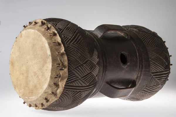 Африканський музичний інструмент, барабан з дерева, ізольовані на білих кров'яних — стокове фото