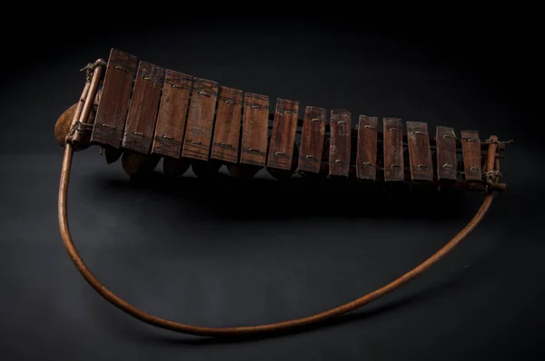 Africké hudební nástroje, dřevěné marimba s dvěma bakets, izolace membrána tvoří — Stock fotografie