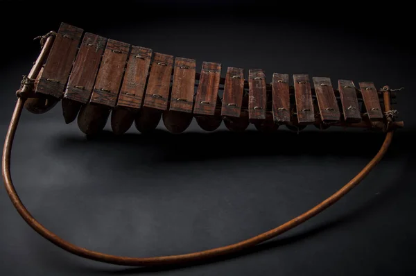 African music instrument, wooden marimba with two bakets, isolat — Stock Photo, Image