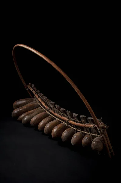 Strumento di musica africana, marimba di legno con due bakets, isolat — Foto Stock
