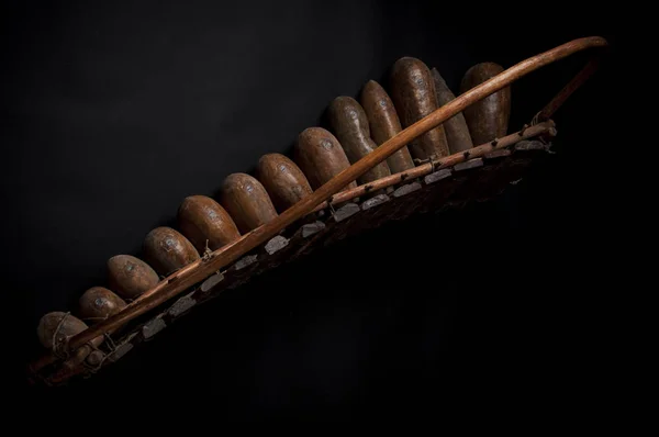 Afrykańska muzyka instrumentu, drewniane marimba z dwóch bakets, isolat — Zdjęcie stockowe