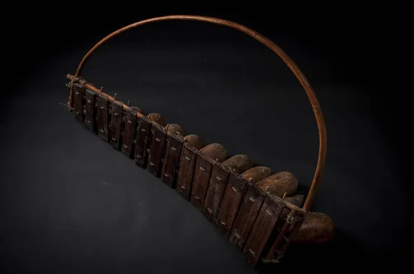 Afrikai zenei eszköz, fából készült marimba, két bakets, isolat — Stock Fotó
