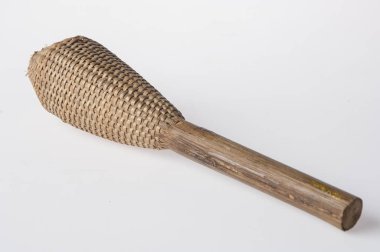 Afrika el yapımı enstrüman, beyaz arka plan üzerinde izole çıngırak