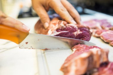 Dana bonfile backgro ile ince bir parça kesme Şef