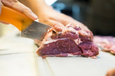 Dana bonfile backgro ile ince bir parça kesme Şef