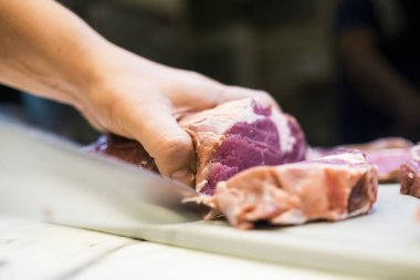 Dana bonfile backgro ile ince bir parça kesme Şef