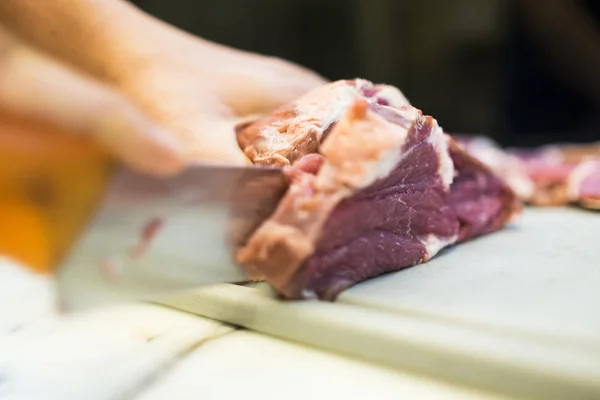 Chef cortando un trozo delgado de lomo de ternera con el backgro — Foto de Stock
