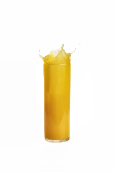 Bicchiere di succo d'arancia con spruzzata isolata su fondo bianco — Foto Stock