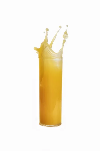 Copo de suco de laranja com respingo isolado no fundo branco — Fotografia de Stock