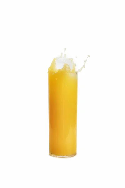 Vaso de zumo de naranja con salpicadura aislada sobre fondo blanco — Foto de Stock