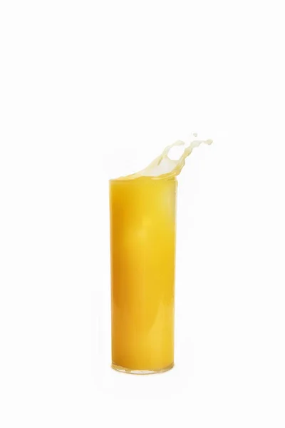 Copo de suco de laranja com respingo isolado no fundo branco — Fotografia de Stock