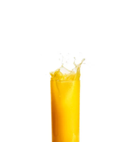 Copo de suco de laranja com respingo isolado no fundo branco — Fotografia de Stock