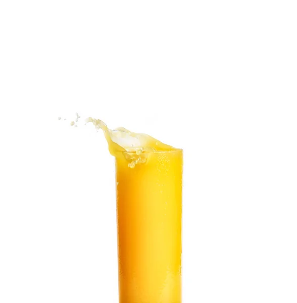 Copo de suco de laranja com respingo isolado no fundo branco — Fotografia de Stock