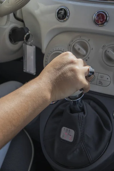 La mano de la mujer para conducir — Foto de Stock