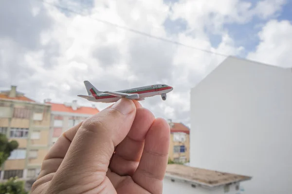 Μινιατούρες αεροπλάνων στο χέρι ενός ανθρώπου — Φωτογραφία Αρχείου