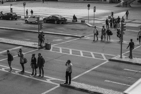 People crossing the walkway — Stock Photo, Image