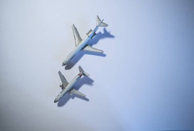 Beyaz arka plan üzerinde izole minyatür uçak