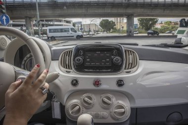 Kız gezinti yerinde, sürüş üzerinden görüntülemek arabanın içinden