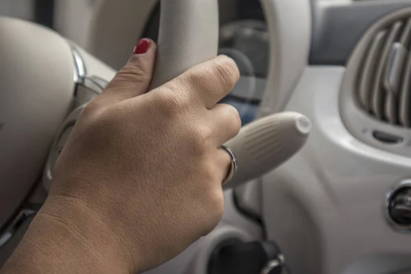 La mano de la mujer para conducir — Foto de Stock
