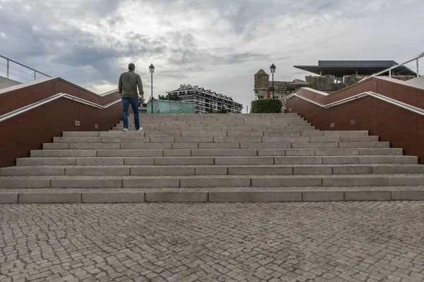 Człowiek wchodzenie po schodach — Zdjęcie stockowe