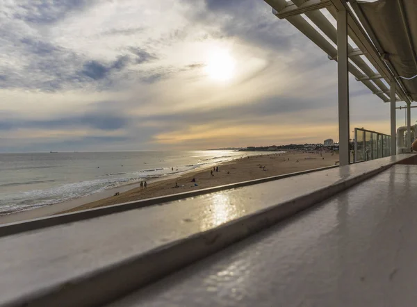 Restaurant bankje met uitzicht op het strand met zonsondergang — Stockfoto