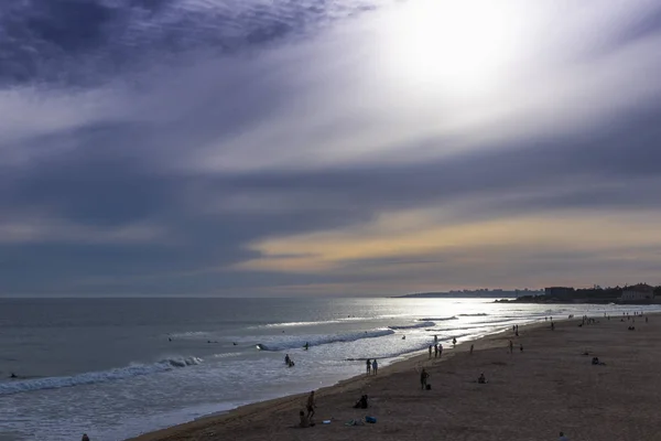 Zonsondergang op surfers Beach, Carcavelos Portugal — Stockfoto