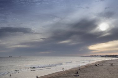 Carcavelos, Portekiz sörfçü sahilde günbatımı