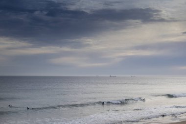 Carcavelos, Portekiz sörfçü sahilde günbatımı