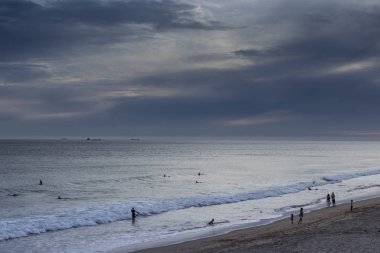 Carcavelos, Portekiz sörfçü sahilde günbatımı