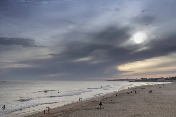 Zonsondergang op het strand van de surfers in carcavelos, portugal — Stockfoto