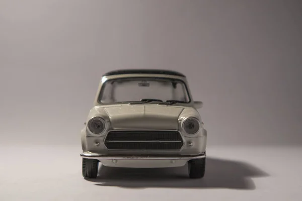 Carro carro em miniatura isolado no fundo branco — Fotografia de Stock