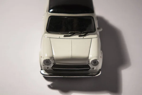 Αυτοκινήτου αυτοκινήτου μινιατούρα απομονώνονται σε λευκό φόντο — Φωτογραφία Αρχείου
