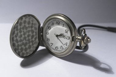 Beyaz arka planda izole gümüş cep saati